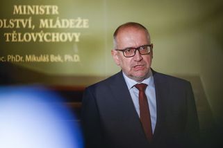 Obce si polepší z daní o šest procent, kraje o 10. Platit si mají školníky a kuchařky - Novinky